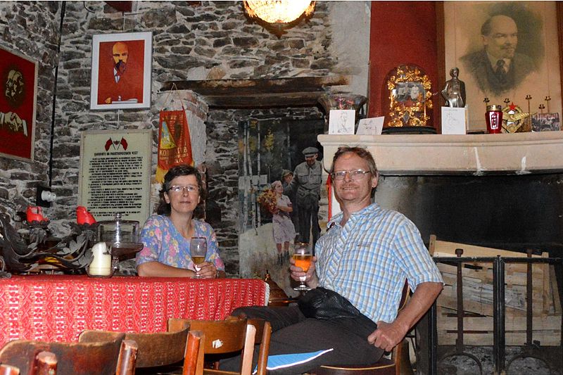 Im Lenin-Café bei Chalonnes-sur-Loire
Radreise Loire - Frankreich 2014
Keywords: Rad;2014;Frankreich