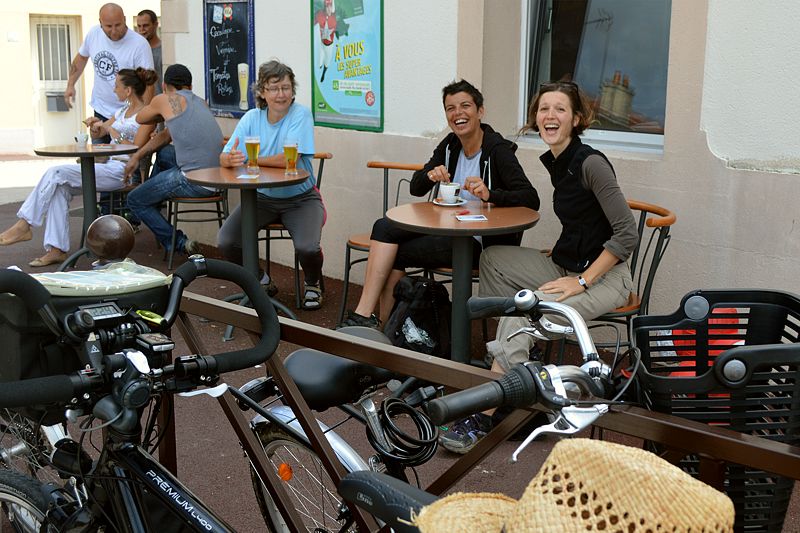 Mit Marion und Virginie im Straßencafé nach Pannenhilfe
Radreise Loire - Frankreich 2014
Keywords: Rad;2014;Frankreich